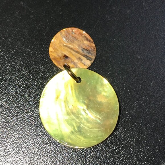 Yellow Round Black Lip Shell Pendant - Picture 8 of 9